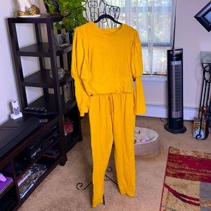 Beautiful two piece. Puffy sleeves. Faux draw string pant.